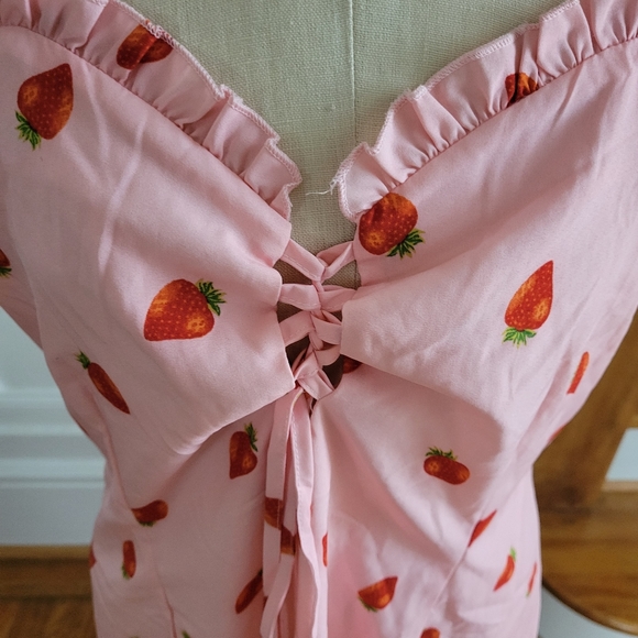 ⭕️SOLD⭕️SHEIN Sleeveless Strawberry Print Dress Pink Plus Size 1XL - Picture 3 of 8